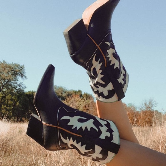 Dolce Vita Shoes - NWT✨Dolce Vita Landen Black White Metallic trim Women’s Western Boots Size 10!